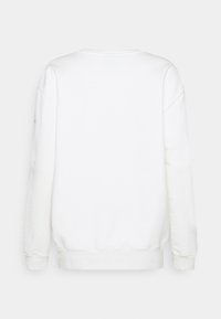 Valkoinen huppari, jossa on rento istuvuus, pyöreä pääntie ja pitkät hihat. Valmistettu pehmeästä materiaalista, jossa on joustavat hihansuut ja helma.