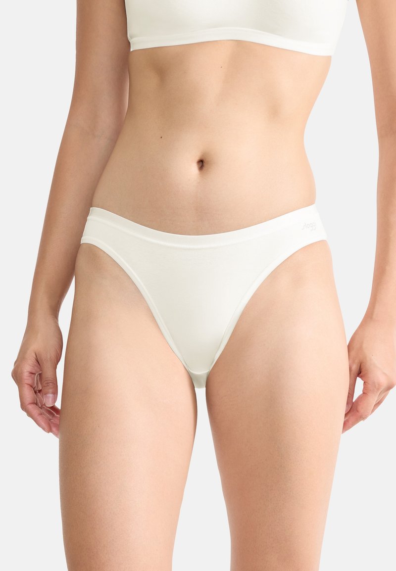 Slip bikini in cotone bianco con una texture liscia, vita bassa e design minimalista. Logo discreto sulla vita.