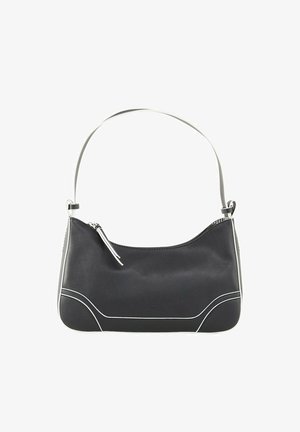 Schwarze Handtasche mit glatter Textur, geschwungener Form, weißen Steppnähten und einem einzigen Schulterriemen. Verfügt über einen Reißverschluss.