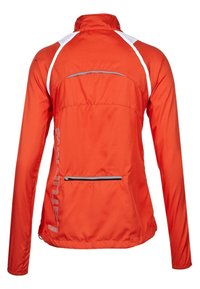 Chaqueta ligera de color naranja brillante con mangas largas, cuello alto y acentos blancos. Presenta un bolsillo horizontal con cremallera y una tela texturizada.