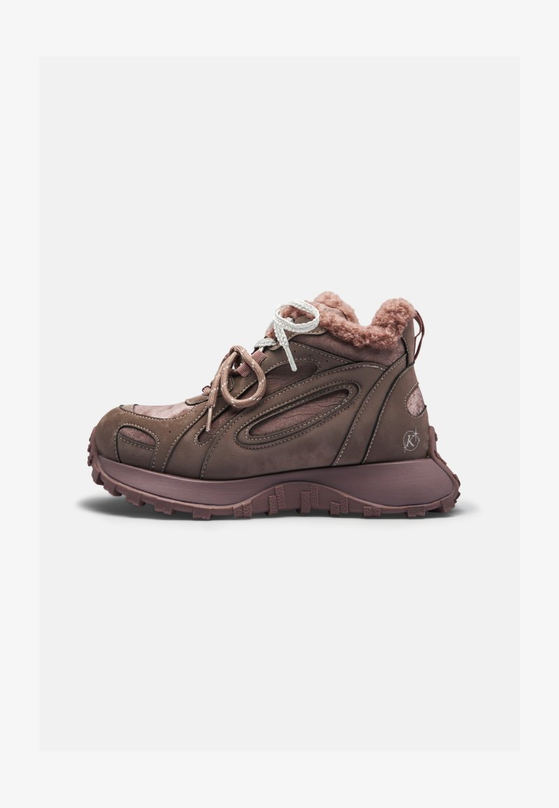 Καφέ sneaker ψηλού τύπου με χοντρή σόλα, υφή στην εξωτερική σόλα, ανάμεικτα χρώματα κορδονιών και ροζ αφράτη εσωτερική επένδυση ορατή γύρω από τον γιακά του αστραγάλου.