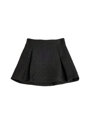 Falda skater negra, texturizada, con forma acampanada y pliegues. Hecha de tela tejida, presenta un patrón sutil y una cinturilla ajustada.
