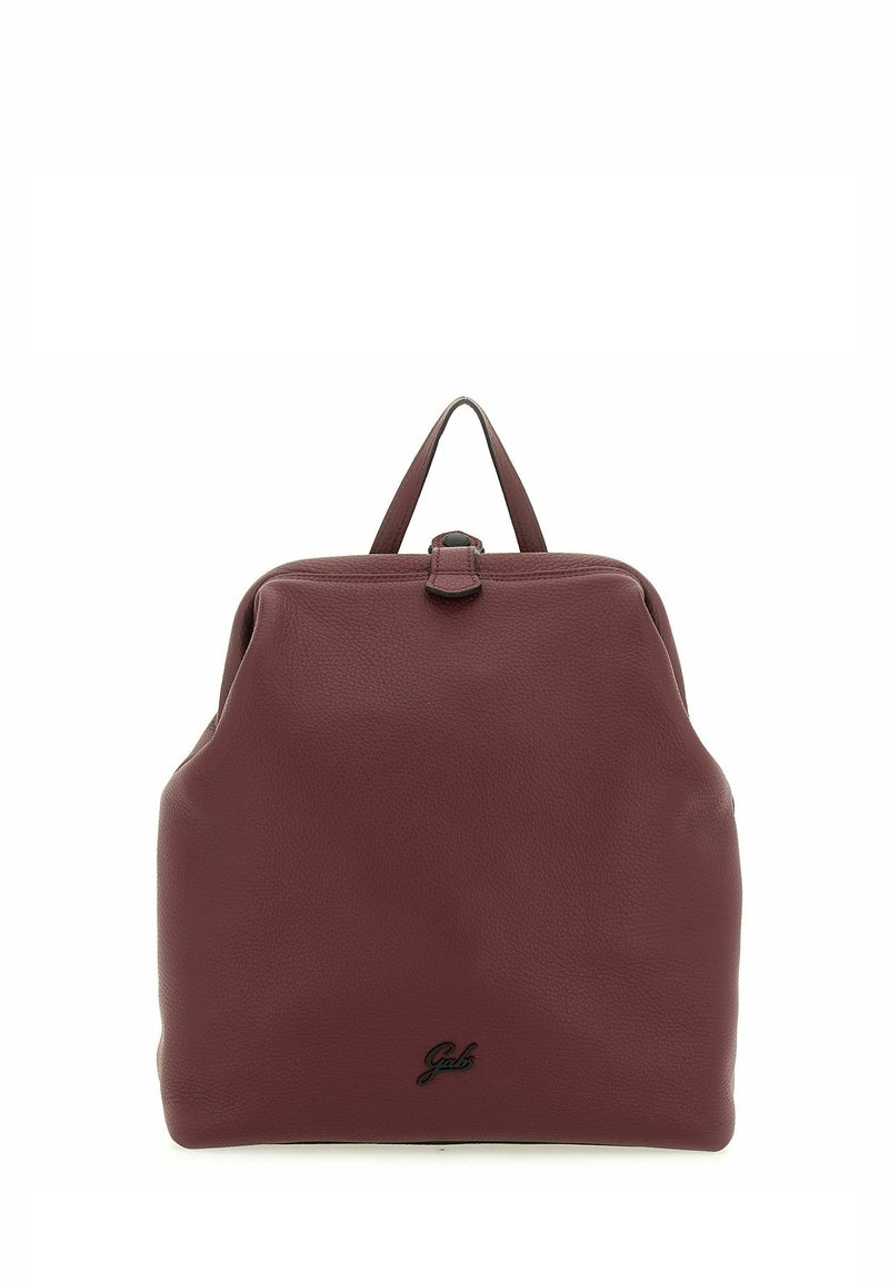 Mochila de cuero rojo con una superficie texturizada, diseño redondeado, asa superior y un pequeño logo en la parte inferior. Cierre con cremallera no visible.