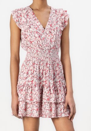 Robe fleurie sans manches avec des manches courtes volantées, un décolleté en V, une taille froncée et une jupe à volants dans des tons de rose, blanc et rouge.