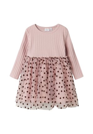 Robe à manches longues en haut côtelé rose avec une jupe rose transparente présentant un motif de petits cœurs foncés.
