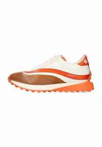 Braune und cremefarbene Sportschuhe mit orangefarbenen Akzenten, strukturierten Materialien, geschwungenem Design und einer robusten orangefarbenen Außensohle.
