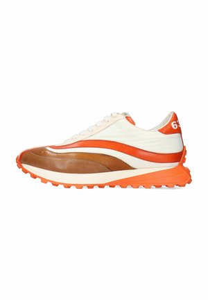 Zapatillas deportivas marrones y crema con acentos naranjas, materiales texturizados, diseño curvado y una suela naranja resistente.