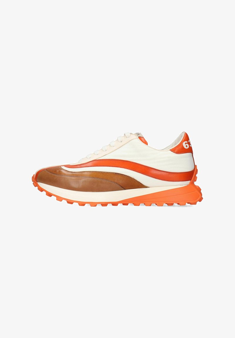 Zapatillas deportivas marrones y crema con acentos naranjas, materiales texturizados, diseño curvado y una suela naranja resistente.