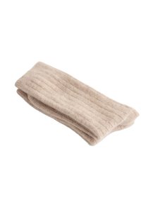 Sciarpa a maglia color beige con coste, realizzata in materiale morbido, presenta un design ripiegato con texture e cuciture visibili sui bordi.