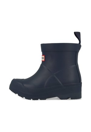 Marine rubberen enkelboot met een gestructureerde zool, ronde neus, verhoogde hak en een trekband aan de achterkant; voorzien van een klein logolabel aan de zijkant.