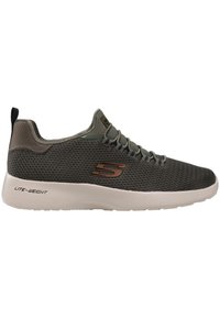 Zapatilla deportiva de punto gris con parte superior texturizada, suela ligera, acentos en verde oscuro y marrón, que presenta un logo y un sistema de cordones.