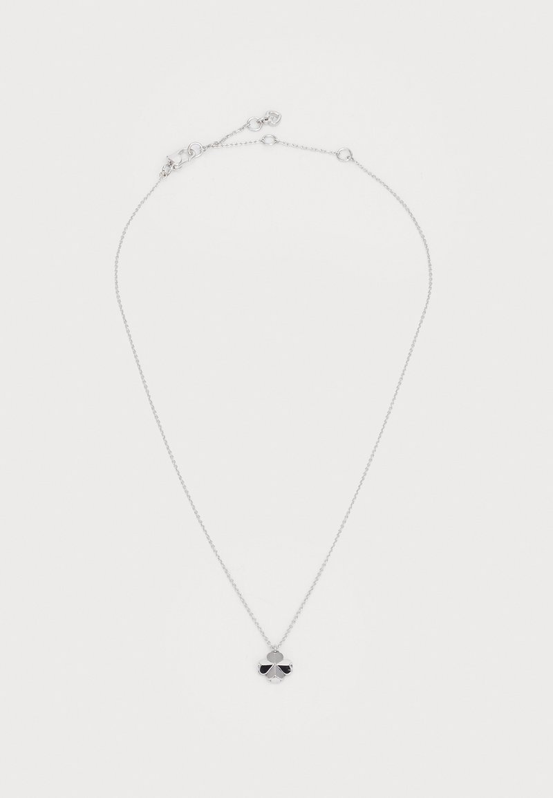 Colar de corrente de prata apresentando um pendente de trevo de quatro folhas com detalhes em esmalte preto e uma pequena pedra preciosa transparente no centro.