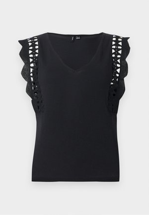 Μαύρο αμάνικο τοπ με V λαιμόκοψη και μανίκια φλάττερ με δαντελωτό σχέδιο σε λευκό φόντο.