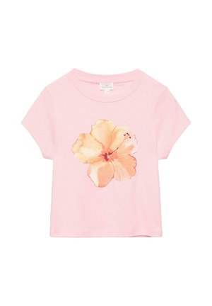 T-shirt rose pâle à manches courtes avec une grande fleur d’hibiscus orange et jaune douce imprimée au centre.