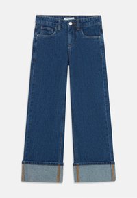 Široke jeans hlače v temno modrem denim materialu, ki imajo zavit rob s kontrastnim svetlejšim materialom in diskretnimi oranžnimi šivi.