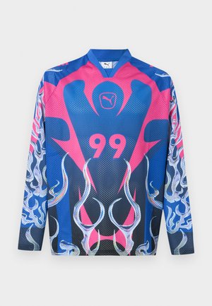Maillot de sport à manches longues en mesh avec un design abstrait de flammes bleu, rose et noir, logo Puma et numéro 99 sur le devant.