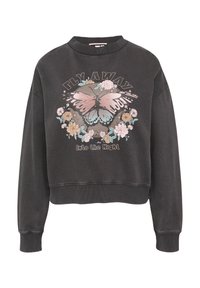 Czarna krótka bluza z okrągłym dekoltem, z dużą grafiką motyla i florystycznymi akcentami w pastelowych kolorach.