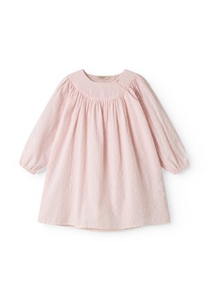 Világos rózsaszín babaruha texturált pöttyös mintával, hosszú ujjakkal, ráncolt vállrésszel, és két kis gombbal a nyakkivágás közelében, fehér háttéren.