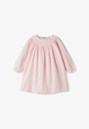 Vestito da bambino rosa chiaro con motivo a puntini tridimensionali, maniche lunghe, giogaia arricciata e due piccoli bottoni vicino allo scollo su sfondo bianco.