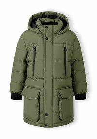 Parka acolchada verde oliva con capucha, con bolsillos con cremallera negros y puños, y cierre de botón. Material texturizado y resistente al agua.