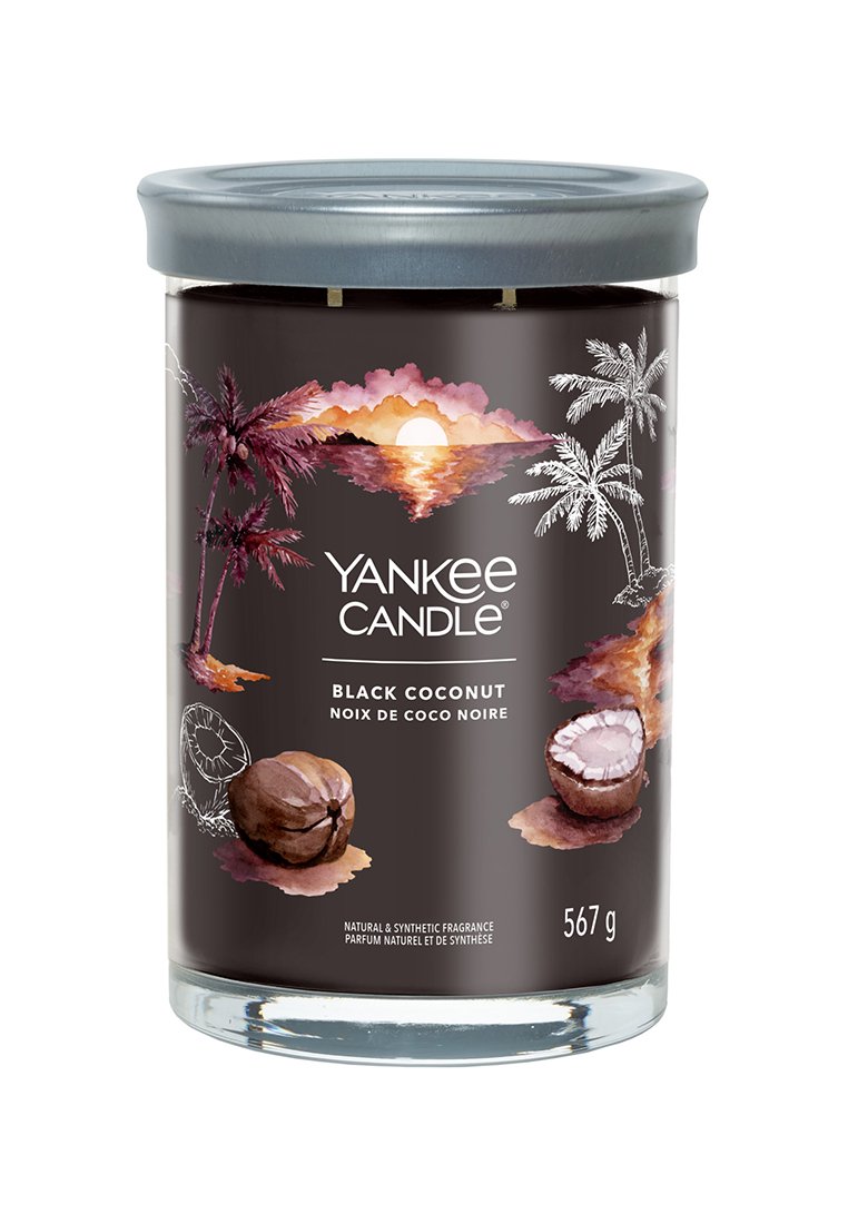 Candela Yankee in un barattolo di vetro, con un'etichetta scura caratterizzata da design tropicali, un coperchio grigio e una rappresentazione di noci di cocco e tramonto. 567 g.