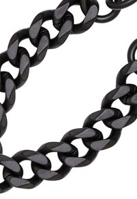 Schwarze Metallkette mit gedrehten, flachen Gliedern. Glatte Textur und eine einheitliche Farbe, die ein kohärentes Design zeigt.