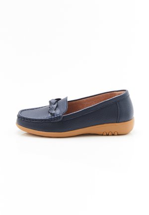 Mocassini in pelle blu navy con dettaglio intrecciato sul davanti, suola in gomma beige bassa e superficie leggermente strutturata.