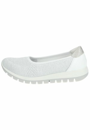 Zapatillas de tela blanca sin cordones, con parte superior texturizada, puntera redonda y un detalle plateado en el talón. Suela ligera con un patrón de relieve.