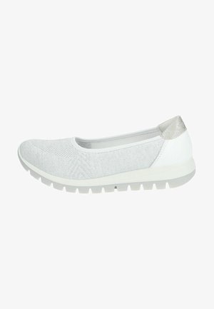 Des chaussures slip-on en tissu blanc avec un dessus texturé, un bout rond et un accent argenté au talon. Semelle extérieure légère avec un motif de semelle.