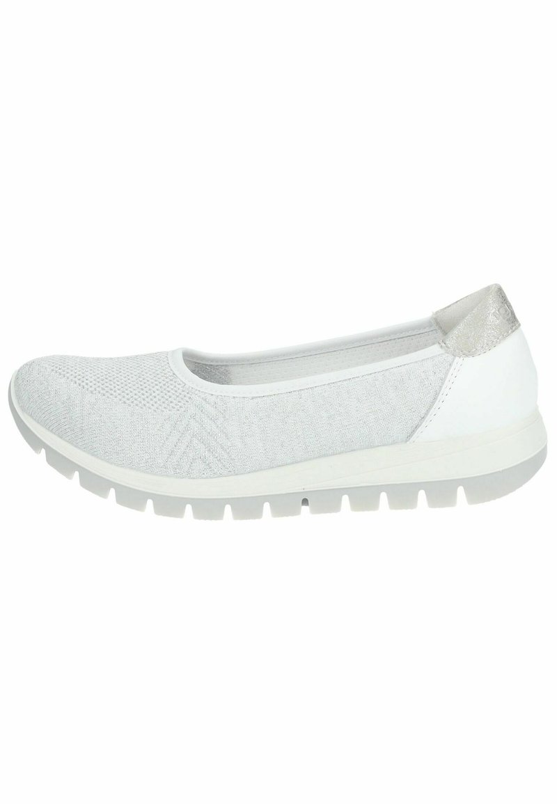 Des chaussures slip-on en tissu blanc avec un dessus texturé, un bout rond et un accent argenté au talon. Semelle extérieure légère avec un motif de semelle.