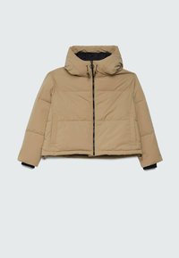 Doudoune courte beige avec fermeture éclair noire et capuche ajustable, manches longues et poches latérales sur fond gris clair.