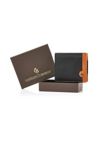 Portafoglio in pelle nero e marrone con dettagli in metallo, esposto accanto a una scatola aperta marca Castelin & Beerens di colore marrone.