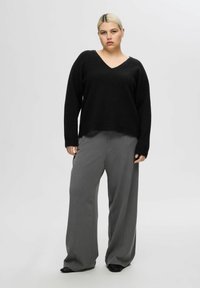 Selected Femme SLFLULU NEW V NECK - Pulover - black