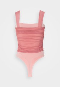 Bañador rosa con tela fruncida en múltiples tonalidades, que presenta tirantes anchos y un diseño de corte alto en la parte inferior. Textura suave en general.