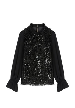 Blusa nera con parte frontale testurizzata e decorata con paillettes e maniche aderenti. Presenta un colletto con volant e polsini arricciati, creando un effetto a strati.