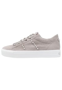 Sneaker in suede grigio chiaro con suola in gomma bianca, lacci in raso e decorazioni in perle sui lati, sulla linguetta e sul tallone.