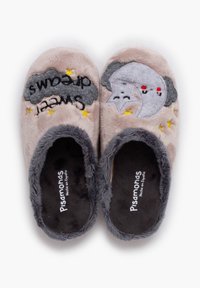 Pantuflas de felpa rosa con detalles en gris, que presentan nubes bordadas, estrellas y el texto "dulces sueños." Tienen una textura suave y un diseño de talón cerrado.