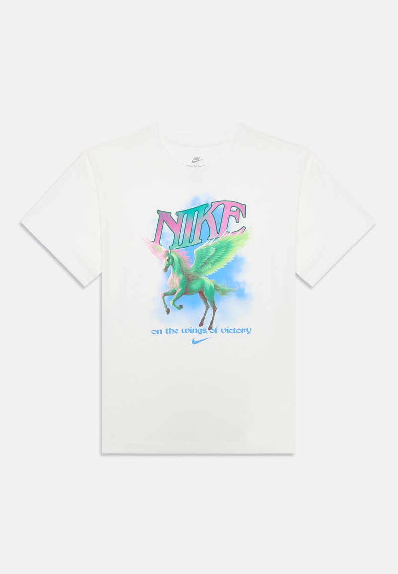 Valge puuvillane T-särk, millel on erksavärviline graafika tiivulise ükssarviku kujutisest, koos sõna "NIKE" elavate värvidega ja lausega "võidu tiibadel."