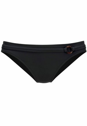 Czarny dół bikini wykonany z elastycznej tkaniny, z dwiema poziomymi taśmami w pasie oraz dekoracyjnym akcentem w postaci brązowego pierścienia po boku.