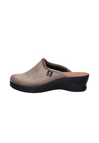 Bruine suède instappers met een ronde neus, een geperforeerd patroon op de bovenkant, een zwarte rubberen zool en een subtiele hak voor extra hoogte.