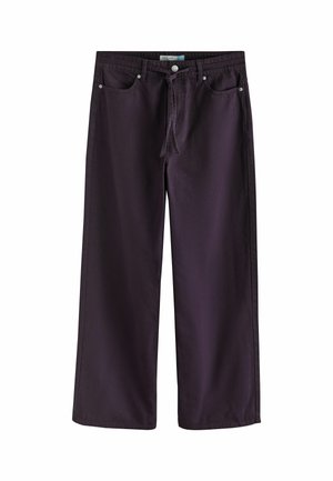 Dunkellila weit geschnittene Hose mit vorderer Knopfleiste, Tunnelzug in der Taille und Fünf-Taschen-Design auf weißem Hintergrund.
