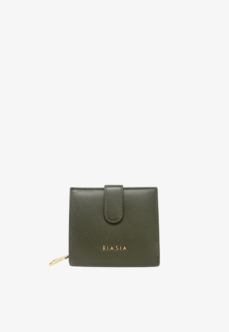 Portafoglio in pelle verde oliva con finitura texturizzata, dotato di chiusura a pattina magnetica e logo dorato "BIASIA" sulla parte anteriore. Forma rettangolare compatta.