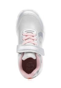 Scarpa sportiva argentata con dettagli rosa, tomaia sintetica liscia, punta arrotondata, lacci rosa e cinturino regolabile sulla parte centrale del piede.