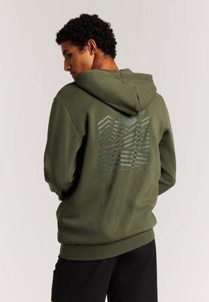 Olijfgroene hoodie met capuchon en geribbelde boorden, met een geometrisch ontwerp in lichtere groene tint op de achterkant. Gemaakt van katoenmix stof met een zachte textuur.