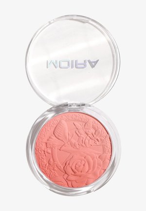 Poudre compacte ronde couleur corail blush avec motifs embossés de papillons et de fleurs, étui en plastique transparent avec le nom de la marque sur le couvercle.
