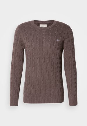 Brauner Kabelstrickpullover mit rundem Halsausschnitt, langen Ärmeln sowie gerippten Bündchen und Saum. Mit einem kleinen gestickten Logo auf der Brust.