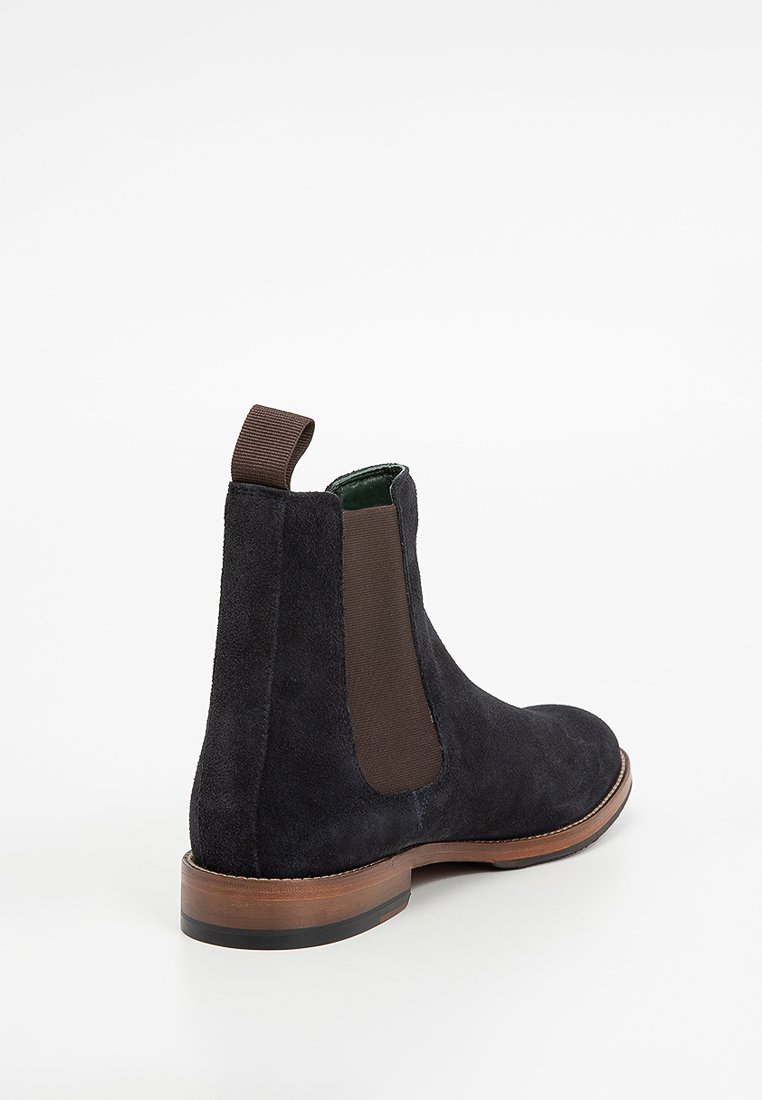 Marineblauer Wildleder Chelsea-Stiefel mit elastischen seitlichen Einsätzen und einem braunen Zugband; verfügt über eine Holzsohle für zusätzlichen Halt.