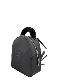 Zaino in finta pelle nera con forma arrotondata, dettagli testurizzati, un manico superiore simile alla pelliccia e una cerniera anteriore con brand logo.