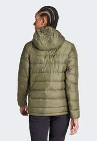 adidas Terrex MULTI LIGHT DOWN HOODED - Dunjacka - olive strata