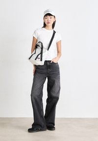 Tommy Jeans DAILY MINI  - Torba za nakupovanje - ancient white